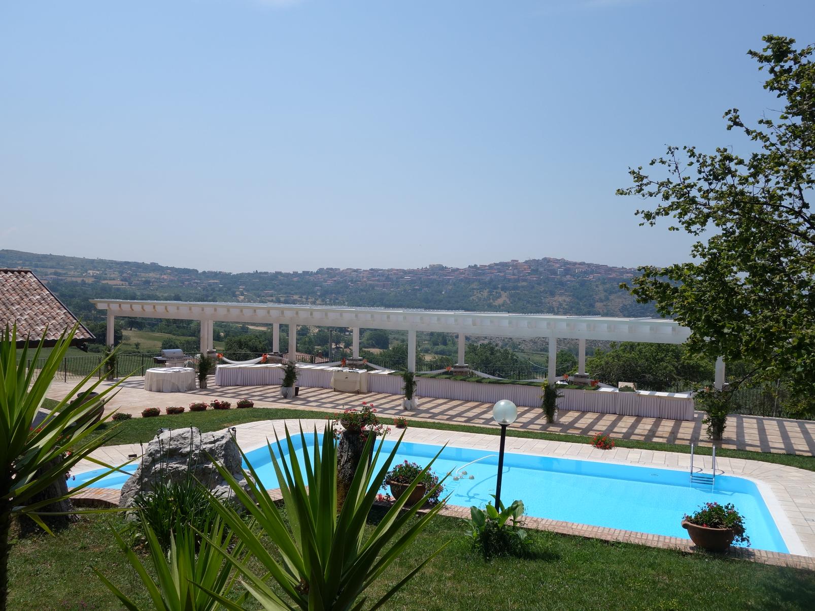 Der Panoramablick vom Pool des Agriturismo Greenpark